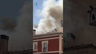 Desatado un incendio en la cubierta de un edificio frente a la Catedral de Burgos [upl. by Ailekahs718]