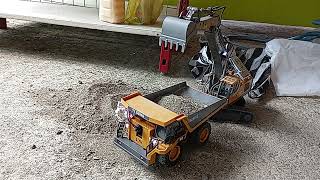 Melihat bagaimana cara rc excavator ini loading pasir ke rc dumtruck [upl. by Powel]