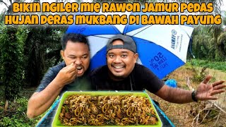 TIBATIBA HUJAN BADAI SAAT KAMI MENIKMATI MIE RAWON JAMUR KUAH HITAM DI BAWAH PAYUNG [upl. by Adon]