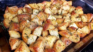 The BEST Crispy Oven Roasted Potatoes  Garlic Herb Roasted Potatoes [upl. by Ellerihs924]