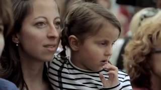 A Little Girl Gives A Coin To A Street Musician And Gets The Best Surprise In Return [upl. by Nolan]