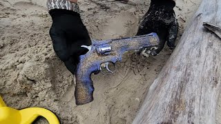 Achei uma ARMA na Praia após Réveillon Detector de metais [upl. by Nytsuj]