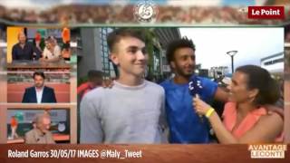 Roland Garros  Maxime Hamou tente dembrasser de force une journaliste [upl. by Elicul]