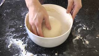 Zelf heerlijk pizzadeeg maken recept voor beginners [upl. by Proudman]