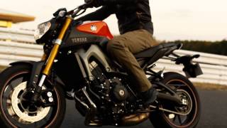 Yamaha MT 09 la version full options avec la ligne Akra [upl. by Ahtnamas]