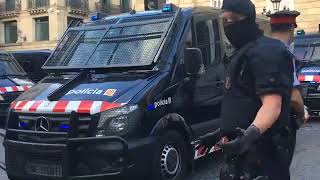 Directo Los Mossos desmontan la acampada independentista de plaza Sant Jaume [upl. by Elo]