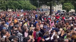 VIDÉO Chatellerault  la place de la mairie noire de monde pour l’arrivée de la flamme [upl. by Zucker]