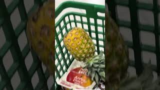 Mais cest quoi cette trend de lananas retourné dans ton chariot au supermarché ananas [upl. by Dene]