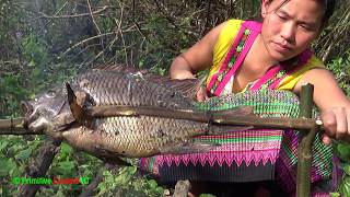 Primitive technology  Survival skills catch big fish and cooking fish  Eating delicious [upl. by Eide]