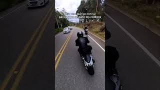 Así se adelanta a un biker con novia [upl. by Yelruc539]