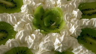 Torta a strati con panna e kiwi [upl. by Sethrida467]