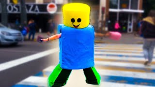 me DISFRAZÓ DE ROBLOX y hago retos EN LA CALLE [upl. by Neelahtak]