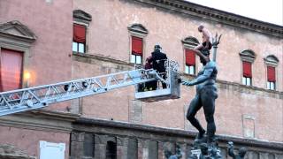 Bologna Un uomo protesta sopra il Nettuno Il salvataggio [upl. by Akeimat]