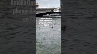 La ministre des Sports Amélie OudéaCastéra a plongé dans la Seine [upl. by Engenia]