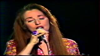 Pauline Ester chante Trénet  quotMénilmontantquot live 1990 [upl. by Ilanos]