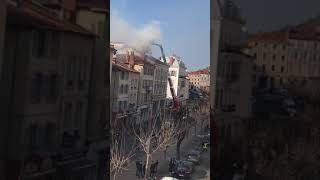 Vienne Isère  un appartement du centreville ravagé par le feu trois personnes blessées [upl. by May852]