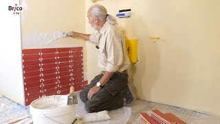 Poser du carrelage mural dans une salle de bains  Tuto bricolage avec Robert [upl. by Grenier]