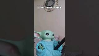 Baby Yoda 2009da televizyonu açıyor 🤔  Baby Yoda babyyoda [upl. by Poole]