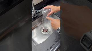 Pon una botella de agua boca abajo en el desagüe del fregadero ¡Es increible😱limpieza dicas [upl. by Milena]