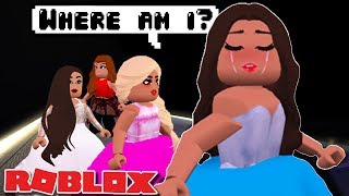 WEIRD BACKSTAGE GLITCH ON FASHION FAMOUS WITH MY SISTER PHOEBERRY  Roblox [upl. by Htebharas419]