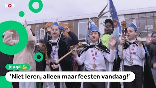 Hossen springen van links naar rechts carnaval begint [upl. by Arlee]