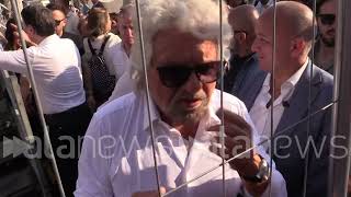 Grillo scherza con Conte quotHa la camicia bianca come me toccate luiquot [upl. by Haroved]