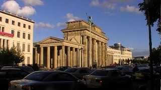 Berlin Am Brandenburger Tor spürt man den Pulsschlag der Zeit You can feel the pulse of time [upl. by Zabrine]