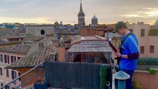 Coronavirus suona Ennio Morricone su Piazza Navona deserta lassolo del chitarrista è da brividi [upl. by Nylesaj]