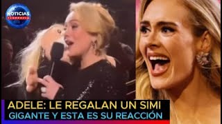 Adele le regalan un peluche gigante del Dr Simi a la intérprete y su reacción se vuelve viral [upl. by Vocaay179]