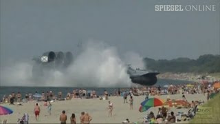 Marineboot erschreckt Strandbesucher Volle Kraft voraus  DER SPIEGEL [upl. by Wulf]