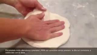 How to stretch the original neapolitan pizza Come stendere la pizza napoletana [upl. by Pheni]