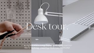 Desk Tour 👀 20년만에 정착한 책상위의 아이템들부터 촬영 도구까지 🤨  이케아 조명타공판문구류삼각대 [upl. by Robillard]