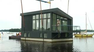 Drie waterwoningen Paterswoldsemeer ingetakeld [upl. by Hermine447]