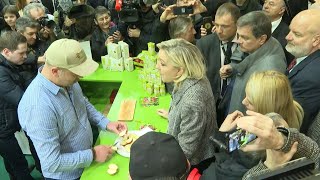 Marine Le Pen visite à son tour le Salon de lagriculture  AFP Images [upl. by Thisbee]