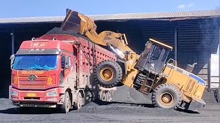 Top dangerous moments【E2】 of heavy machinery fails and win operation compilation of 2022 [upl. by Truda]