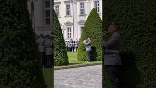 Heißt Flagge Trompetensignal zur Flaggenparade Stabsmusikkorps der Bundeswehr 🦅🇩🇪 bundeswehr [upl. by Yenahs]