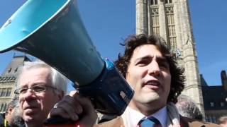 Justin Trudeau encourage les emploies dAveos devant le Parlement dOttawa [upl. by Beghtol]