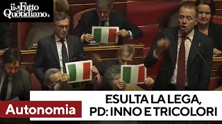 Esultanza della Lega Pd cartelli tricolore e Inno al momento del voto Lautonomia passa al Senato [upl. by Enelrats]