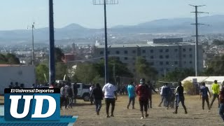 Pelea entre porras de Pumas y Querétaro [upl. by Aziram]