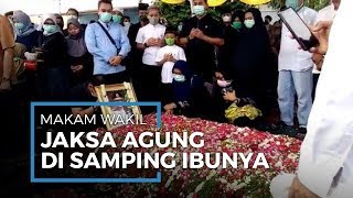 Makam dari Wakil Jaksa Agung Berada di Samping Makam Ibunya Proses Pemakaman dengan SOP Covid19 [upl. by Post]