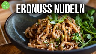 Gebratene Nudeln mit ErdnussSauce in 10min [upl. by Adnawyek117]