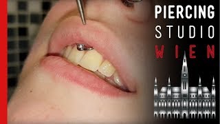 Lippenband Piercing mit Ring  OHNE BETÄUBUNG  Marcs Piercing TV [upl. by Wolgast]