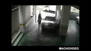 Femme qui casse sa voiture dans un parking [upl. by Ilrahc]