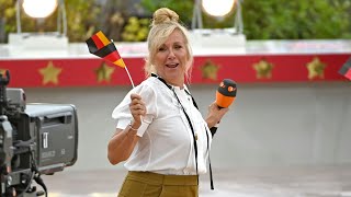 ZDF Fernsehgarten Andrea Kiewel im Notfallstudio plötzlich zu Tränen gerührt [upl. by Baumann164]