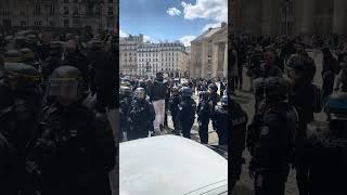 Paris Sorbonne 25 avril 2024 les jeune sont nasser pour laisser place à Macron… manifestation [upl. by Auqinahc]