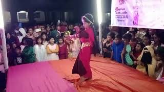 ম্যাডাম নাচে নাচে রে নাচে দোলে কোমর নৃত্য। Madam nache nachere dole komor Dance। [upl. by Yenaj]