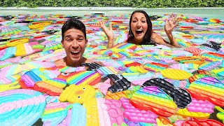 PISCINA PIENA DI POP IT GIGANTE Fidget Pop it challenge [upl. by Collete]