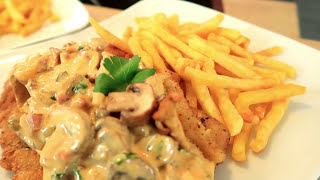 Schnitzel mit Pilzrahmsoße Rezept  Jägerschnitzel  Champignonrahmsauce kochen  Pommes [upl. by Orlov]