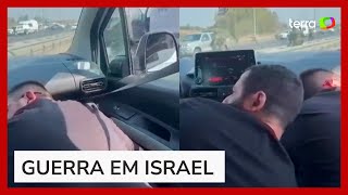 Pessoas se protegem em carro durante tiroteio entre militares de Israel e combatentes do Hamas [upl. by Blodgett]