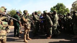 Des soldats sénégalais par des vivats en Gambie [upl. by Yartnoed]